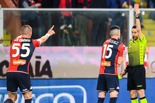 GENOA, ITALY - MARCH 18: Referee Maurizio Mariani (R) shows Leo Ostigard of Genoa a red card during the Serie A match between Genoa CFC and Torino FC at Stadio Luigi Ferraris on March 18, 2022 in Genoa, Italy. (Photo by Getty Images) Monza-Torino, Mariani apre le danze: bilancio complessivo positivo per i granata- immagine 2