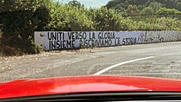 Roma, El Shaarawy fotografa lo striscione a Trigoria. Il Faraone scalpita - immagine 1