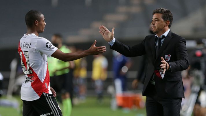 LA PLATA, ARGENTINA - APRIL 07: Marcelo Gallardo, coach of River Plate, greets his player Nicolas De La Cruz during a match between River Plate and Atletico Tucuman as part of Round of 64 of Copa Argentina 2021 at Estadio Ciudad de La Plata on April 7, 2021 in La Plata, Argentina. (Photo by Daniel Jayo/Getty Images) LA PLATA, ARGENTINA - APRIL 07: Marcelo Gallardo, coach of River Plate, greets his player Nicolas De La Cruz during a match between River Plate and Atletico Tucuman as part of Round of 64 of Copa Argentina 2021 at Estadio Ciudad de La Plata on April 7, 2021 in La Plata, Argentina. (Photo by Daniel Jayo/Getty Images)