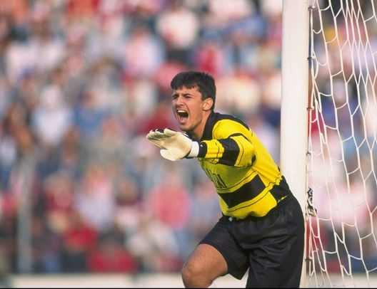 19 Oct 1996: Luca Mondini of Vicenza in action during the Serie A match between Vicenza and Juventus at Vicenza in Italy. Vicenza won the match by 2-1. Mandatory Credit: Claudio Villa/Allsport 19 Oct 1996: Luca Mondini of Vicenza in action during the Serie A match between Vicenza and Juventus at Vicenza in Italy. Vicenza won the match by 2-1. Mandatory Credit: Claudio Villa/Allsport