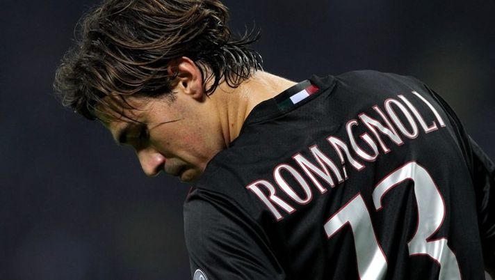 MILAN, ITALY - OCTOBER 22: Alessio Romagnoli of AC Milan looks on during the Serie A match between AC Milan and Juventus FC at Stadio Giuseppe Meazza on October 22, 2016 in Milan, Italy. (Photo by Marco Luzzani/Getty Images) Milan, c’è la decisione sul problema al ginocchio di Romagnoli - immagine 1