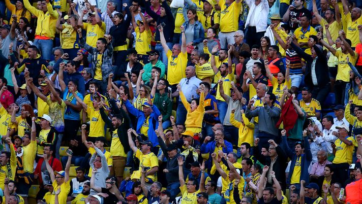LAS PALMAS, SPAIN - MAY 14: La Palmas fans celebrate a goal during the La Liga match between UD Las Palmas and Barcelona at Estadio de Gran Canaria on May 14, 2017 in Las Palmas, Spain. (Photo by Charlie Crowhurst/Getty Images) LAS PALMAS, SPAIN - MAY 14: La Palmas fans celebrate a goal during the La Liga match between UD Las Palmas and Barcelona at Estadio de Gran Canaria on May 14, 2017 in Las Palmas, Spain. (Photo by Charlie Crowhurst/Getty Images)