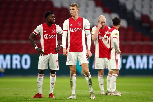AMSTERDAM, NETHERLANDS - JANUARY 10: (L-R) Quincy Promes, Perr Schuurs, Davy Klaassen and Nicolas Tagliafico of Ajax look on during the Dutch Eredivisie match between Ajax and PSV Eindhoven at Johan Cruijff Arena on January 10, 2021 in Amsterdam, Netherlands. (Photo by Dean Mouhtaropoulos/Getty Images) VN – Schuurs un’idea per la Fiorentina, ma non è la prima scelta. Il punto- immagine 2