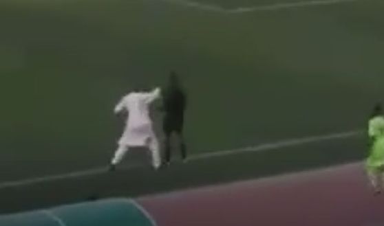 Nigeria, presidente Kano Pillars scende in campo e prende a pugni il guardalinee presidente pugni guardalinee