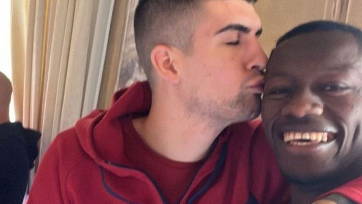 Camara festeggia 26 anni, scatto divertente con Mancini. La Roma: “Buon compleanno” - immagine 1