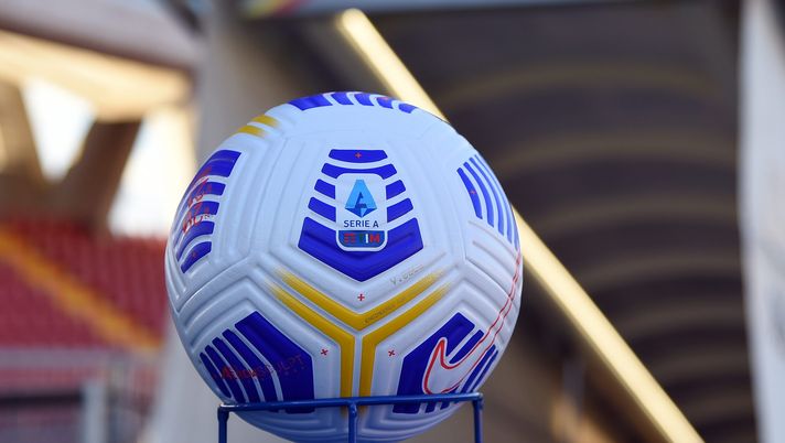 BENEVENTO, ITALY - MARCH 13: The Nike Serie A flight match ball is seen prior to the Serie A match between Benevento Calcio and ACF Fiorentina at Stadio Ciro Vigorito on March 13, 2021 in Benevento, Italy. Sporting stadiums around Italy remain under strict restrictions due to the Coronavirus Pandemic as Government social distancing laws prohibit fans inside venues resulting in games being played behind closed doors. (Photo by Francesco Pecoraro/Getty Images) BENEVENTO, ITALY - MARCH 13: The Nike Serie A flight match ball is seen prior to the Serie A match between Benevento Calcio and ACF Fiorentina at Stadio Ciro Vigorito on March 13, 2021 in Benevento, Italy. Sporting stadiums around Italy remain under strict restrictions due to the Coronavirus Pandemic as Government social distancing laws prohibit fans inside venues resulting in games being played behind closed doors. (Photo by Francesco Pecoraro/Getty Images)