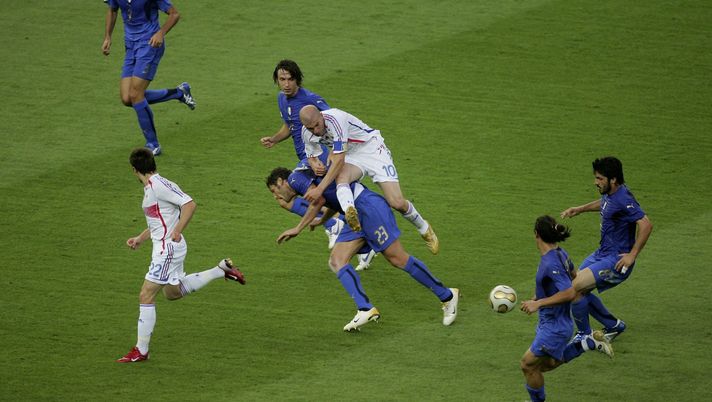 BERLIN - JULY 09: Marco Materazzi #23 of Italy is knocked to the ground by Zinedine Zidane #10 of France, whilst challenging for the ball during the FIFA World Cup Germany 2006 Final match between Italy and France at the Olympic Stadium on July 9, 2006 in Berlin, Germany.
(Photo by Sandra Behne/Bongarts/Getty Images) Leboeuf: “Nel 2000 e nel 2006 non hanno dato il Pallone d’Oro a Zidane per due rossi, quindi anche Messi…” - immagine 1