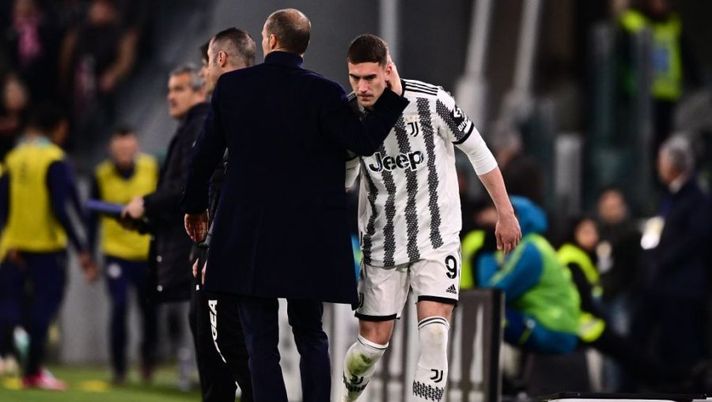 Juventus' coach Massimiliano Allegri from Italy comforts Juventus' forward Dusan Vlahovic from Serbia during the Italian Cup semi-final first leg football match between Juventus and Inter Milan on April 4 2023 at the 'Allianz Stadium' in Turin. (Photo by Marco BERTORELLO / AFP) (Photo by MARCO BERTORELLO/AFP via Getty Images) Allegri: “La decisione su Vlahovic e Bremer! Il mio futuro e i giocatori in scadenza…” - immagine 1