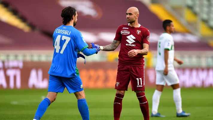 TURIN, ITALY - MARCH 17: Andrea Consigli of Sassuolo shakes hands with Simone Zaza of Torino F.C. after the Serie A match between Torino FC and US Sassuolo at Stadio Olimpico di Torino on March 17, 2021 in Turin, Italy. Sporting stadiums around Italy remain under strict restrictions due to the Coronavirus Pandemic as Government social distancing laws prohibit fans inside venues resulting in games being played behind closed doors. (Photo by Valerio Pennicino/Getty Images)