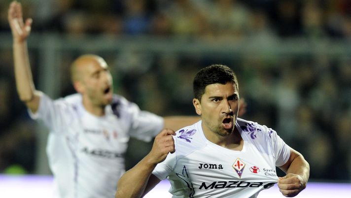 BERGAMO, ITALY - APRIL 13:  David Pizarro of ACF Fiorentina celebrates scoring the first goal during the Serie A match between Atalanta BC and ACF Fiorentina at Stadio Atleti Azzurri d'Italia on April 13, 2013 in Bergamo, Italy.  (Photo by Claudio Villa/Getty Images) 