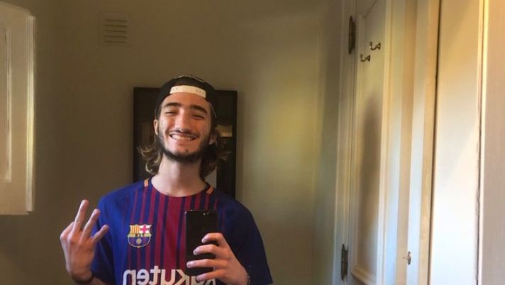 Il figlio di Mourinho si intrufola in mezzo ai tifosi del Chelsea con la maglia del Barca 