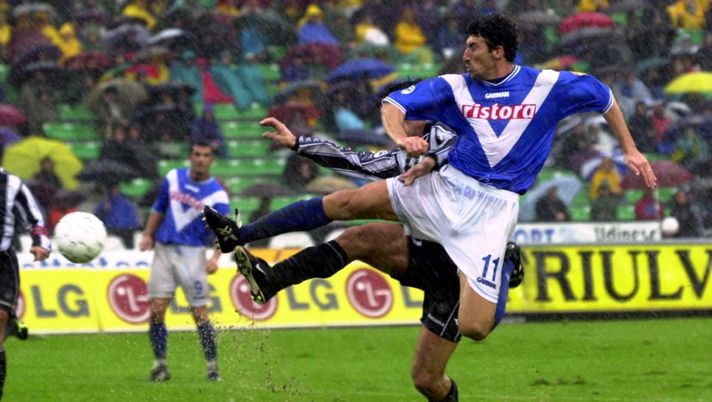 01 Oct 2000:  Dario Hubner of Brescia in action during the Serie A league match between Udinese and Brescia played at the Friuli Stadium in Udinese, Italy.    GUERRA / GRAZIA NERI Mandatory Credit: Grazia Neri/ALLSPORT 