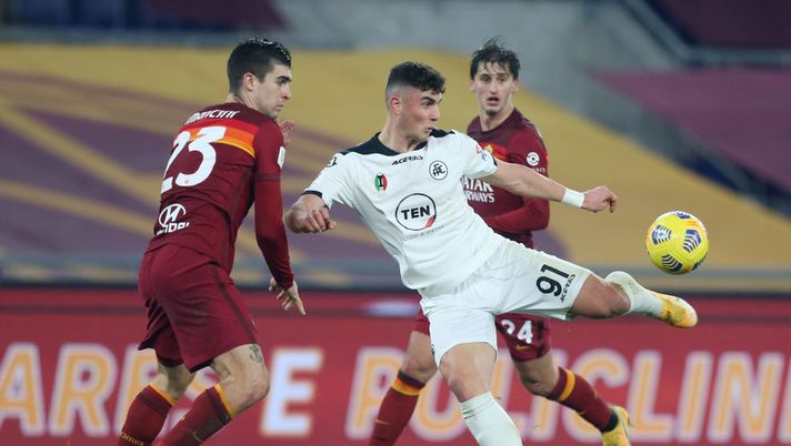 ROME, ITALY - JANUARY 19: Roberto Piccoli of Spezia looks to break past Gianluca Mancini of Roma during the Coppa Italia match between AS Roma and AC Spezia at Olimpico Stadium on January 19, 2021 in Rome, Italy. Sporting stadiums around Italy remain under strict restrictions due to the Coronavirus Pandemic as Government social distancing laws prohibit fans inside venues resulting in games being played behind closed doors. (Photo by Paolo Bruno/Getty Images) Coppa Italia, titolari in campo per mezza Serie A: ecco formazioni e segnali, da Toni a Rigoni - immagine 1