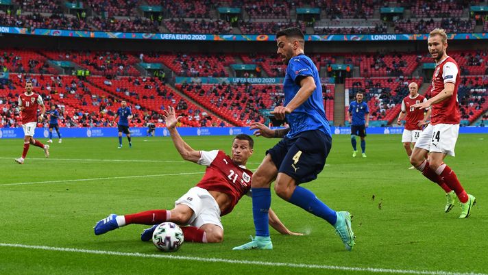 LONDON, ENGLAND - JUNE 26: Leonardo Spinazzola of Italy is challenged by Stefan Lainer of Austria during the UEFA Euro 2020 Championship Round of 16 match between Italy and Austria at Wembley Stadium at Wembley Stadium on June 26, 2021 in London, England. (Photo by Claudio Villa/Getty Images) 
