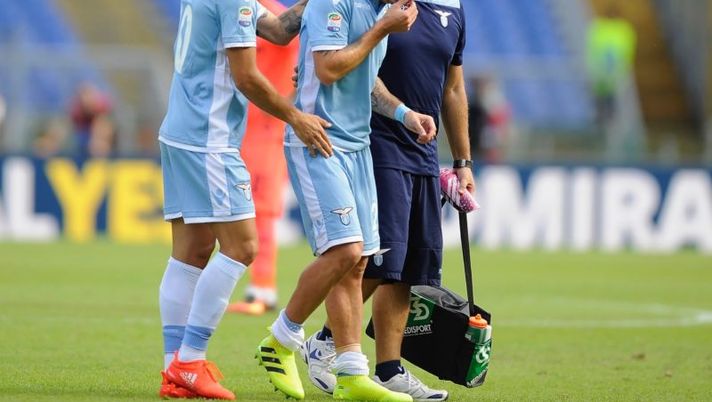ROME, ITALY - SEPTEMBER 25: Lucas Biglia of SS Lazio is injured during the Serie A match between SS Lazio and Empoli FC at Stadio Olimpico on September 25, 2016 in Rome, Italy. (Photo by Getty Images/Getty Images) INFORTUNI – Da Biglia a Ocampos, da De Silvestri a Gastaldello: le novità - immagine 1