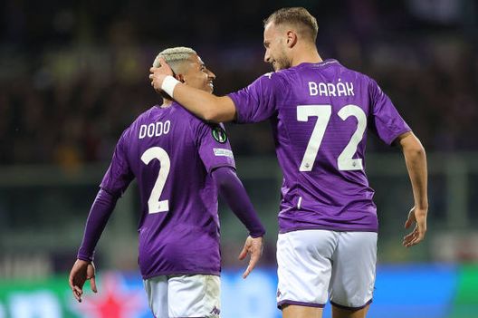 FLORENCE, ITALY - MARCH 09: Antonin Barak of ACF Fiorentina celebrates after scoring a goal with Domilson Cordeiro dos Santos known as Dodo of ACF Fiorentina during the UEFA Europa Conference League round of 16 leg one match between ACF Fiorentina and Sivasspor at Stadio Artemio Franchi on March 9, 2023 in Florence, Italy. (Photo by Gabriele Maltinti/Getty Images) Gazzetta: “Una Fiorentina bella a metà. Crea tanto, ma sbaglia di più”- immagine 2