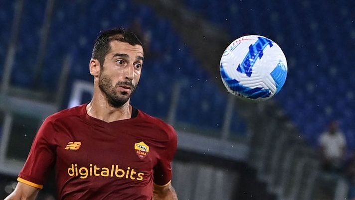 Roma's Armenian midfielder Henrikh Mkhitaryan eyes the ball during the friendly football match AS Rome vs Raja Club Athletic (Raja Casablanca) at the Olympic stadium in Rome on August 14, 2021. (Photo by Andreas SOLARO / AFP) (Photo by ANDREAS SOLARO/AFP via Getty Images) Gazzetta: “Mkhitaryan ha già detto sì all’Inter, oggi la risposta all’ultima offerta della Roma” - immagine 1