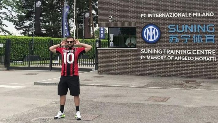 Il milanista siciliano davanti alla casa dell’Inter: maglia rossonera e imitazione di Calhanoglu… Il milanista siciliano davanti alla casa dell’Inter: maglia rossonera e imitazione di Calhanoglu… - immagine 1