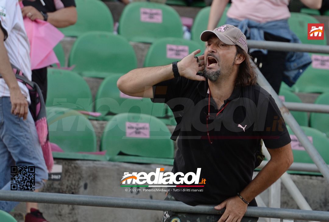 Fototifo, facce da Serie B. I tifosi allo stadio per Palermo-Padova 1-0 - immagine 75