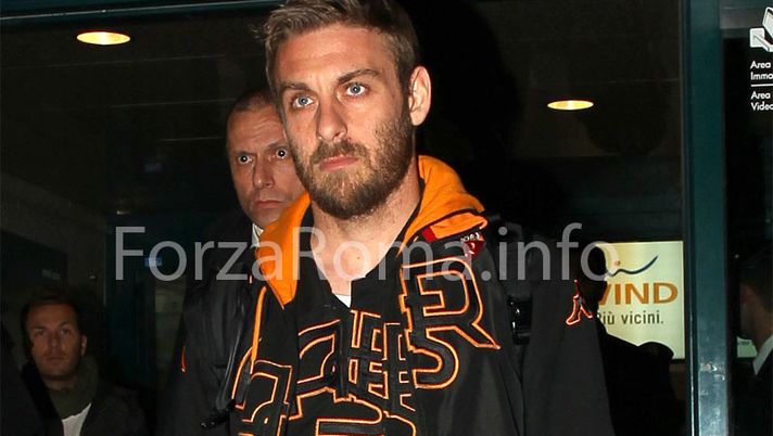 Fiumicino: è atterrata la Roma. Sabatini: “Se si vuole costruire qualcosa c'è da pagare un prezzo”(FOTO e VIDEO) - immagine 1