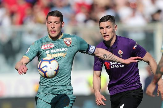Fiorentina-Torino, Belotti copre la sfera dall'attacco di Milenkovic Fiorentina-Torino, Belotti copre la sfera dall'attacco di Milenkovic