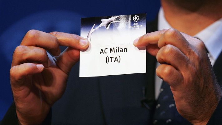 La pallina contenente il nome del Milan, estratta durante il sorteggio della Champions League (Getty Images)