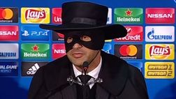 FOTO – Shakhtar, Fonseca mantiene la promessa: si presenta in conferenza vestito da Zorro