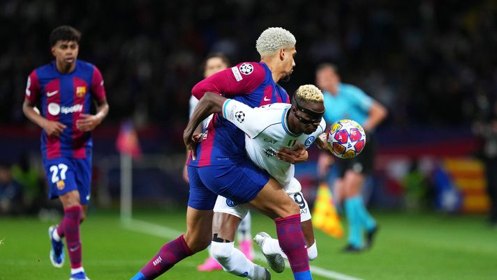 BARCELONA, SPAIN - MARCH 12: Victor Osimhen of SSC Napoli is challenged by Ronald Araujo of FC Barcelona during the UEFA Champions League 2023/24 round of 16 second leg match between FC Barcelona and SSC Napoli at Estadi Olimpic Lluis Companys on March 12, 2024 in Barcelona, Spain. (Photo by Alex Caparros/Getty Images) napoli osimhen