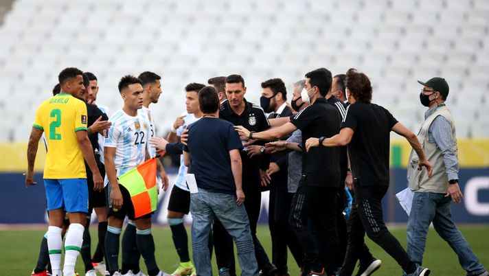 SAO PAULO, BRAZIL - SEPTEMBER 05: Health staff members argue with Head coach of Argentina Lionel Scaloni (C) and players of Brazil and Argentina during a match between Brazil and Argentina as part of South American Qualifiers for Qatar 2022 at Arena Corinthians on September 05, 2021 in Sao Paulo, Brazil. (Photo by Alexandre Schneider/Getty Images) SAO PAULO, BRAZIL - SEPTEMBER 05: Health staff members argue with Head coach of Argentina Lionel Scaloni (C) and players of Brazil and Argentina during a match between Brazil and Argentina as part of South American Qualifiers for Qatar 2022 at Arena Corinthians on September 05, 2021 in Sao Paulo, Brazil. (Photo by Alexandre Schneider/Getty Images)