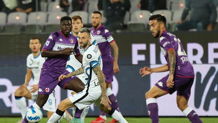 FLORENCE, ITALY - SEPTEMBER 21: Alfred Duncan of ACF Fiorentina battles for the ball with Marcelo Brozovic of FC Internazionale during the Serie A match between ACF Fiorentina v FC Internazionale on September 21 in Florence, Italy.  (Photo by Gabriele Maltinti/Getty Images) 