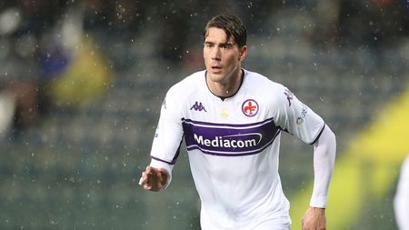 EMPOLI, ITALY - NOVEMBER 27: Dusan Vlahovic of ACF Fiorentina in action during the Serie A match between Empoli FC and ACF Fiorentina at Stadio Carlo Castellani on November 27, 2021 in Empoli, Italy. (Photo by Gabriele Maltinti/Getty Images) EMPOLI, ITALY - NOVEMBER 27: Dusan Vlahovic of ACF Fiorentina in action during the Serie A match between Empoli FC and ACF Fiorentina at Stadio Carlo Castellani on November 27, 2021 in Empoli, Italy. (Photo by Gabriele Maltinti/Getty Images)