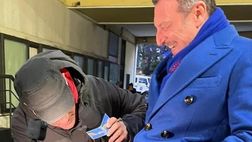 Amadeus pronto per Sanremo: siparietto con Striscia, mostra le mutande dell’Inter