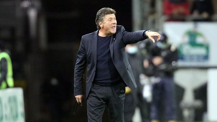 CAGLIARI, ITALY - NOVEMBER 26: Coach Walter Mazzarri of Cagliari reacts during the Serie A match between Cagliari Calcio and US Salernitana at Sardegna Arena on November 26, 2021 in Cagliari, Italy. (Photo by Enrico Locci/Getty Images) Cagliari, Mazzarri: “Non so spiegare, forse la paura ci blocca” - immagine 1