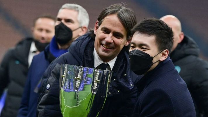 Inter Milan's Italian head coach Simone Inzaghi (L) and Inter Milan's President Steven Zhang hold the Super Cup after Inter won the Italian Super Cup (Supercoppa italiana) football match between Inter and Juventus on January 12, 2022 at the San Siro stadium in Milan. (Photo by MIGUEL MEDINA / AFP) (Photo by MIGUEL MEDINA/AFP via Getty Images) Inter, la Gazzetta: “Ora è arrivata la scelta dei dirigenti sul futuro di Inzaghi: la decisione” - immagine 1