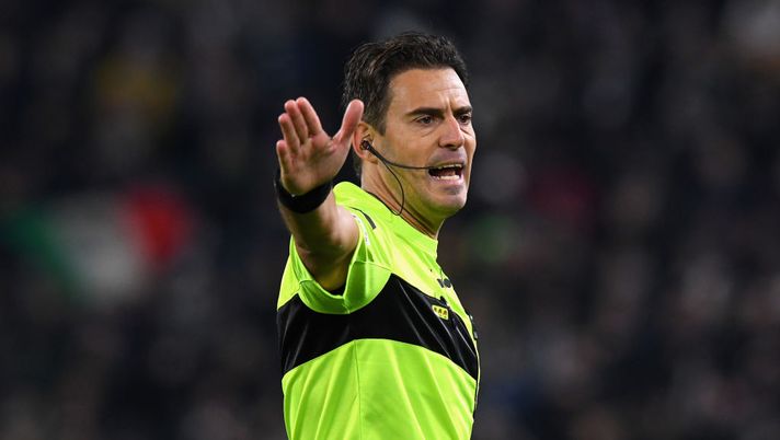 TURIN, ITALY - NOVEMBER 26:referee Claudio Gavillucci during the Serie A match between Juventus and FC Crotone at Allianz Stadium on November 26, 2017 in Turin, Italy. (Photo by Alessandro Sabattini/Getty Images) TURIN, ITALY - NOVEMBER 26:referee Claudio Gavillucci during the Serie A match between Juventus and FC Crotone at Allianz Stadium on November 26, 2017 in Turin, Italy. (Photo by Alessandro Sabattini/Getty Images)