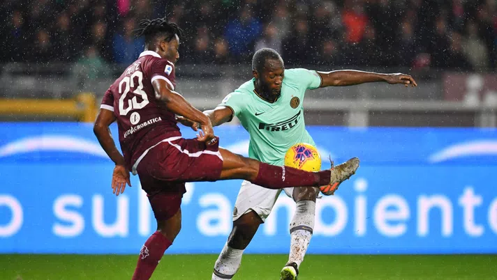 TURIN, ITALY - NOVEMBER 23:  Soualiho Meite (L) of Torino FC competes with Romelu Lukaku of FC Internazionale during the Serie A match between Torino FC and FC Internazionale at Stadio Olimpico di Torino on November 23, 2019 in Turin, Italy.  (Photo by Valerio Pennicino/Getty Images)