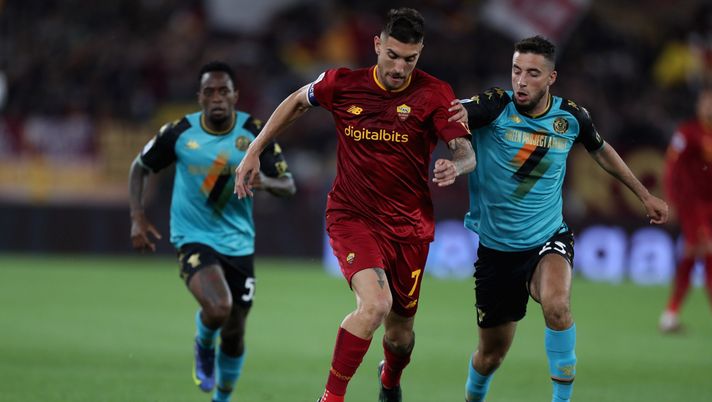 ROME, ITALY - MAY 14: Lorenzo Pellegrini of AS Roma competes for the ball with Sofian Kiyine Venezia FC during the Serie A match between AS Roma and Venezia FC at Stadio Olimpico on May 14, 2022 in Rome, Italy. (Photo by Paolo Bruno/Getty Images) Fantacalcio Serie A, stangata per Kiyine e il Venezia. Malinovskyi e altri otto salteranno l’ultimo turno - immagine 1