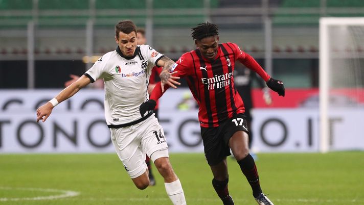 Jakub Kiwior, difensore dello Spezia, qui a duello con Leao (Getty Images)