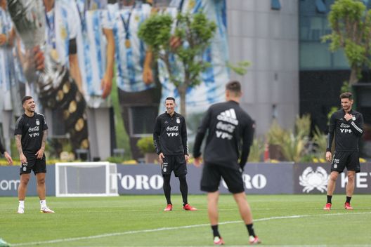 Ottobre 2021: Lucas Alario con Di Maria e Paredes durante un allenamento dell'Argentina (Photo by Daniel Jayo/Getty Images) Lucas Alario, parla l’agente: “Venezia ottima piazza, ma il Leverkusen non lo cede”- immagine 2