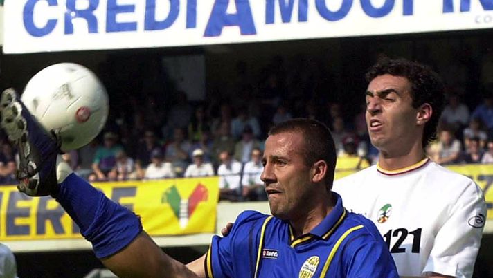 12 May 2001: Michele Cossato of Verona in action during the Serie A 30th Round League match between Verona and Lecce played at the Bentegodi Stadium Verona. DIGITAL CAMERA Mandatory Credit: Grazia Neri/ALLSPORT Michele Cossato