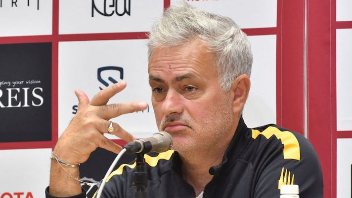 Italian football club AS Roma manager Jose Mourinho speaks during a press conference as part of the Euro Japan Cup in Tokyo on November 24, 202 - Japan OUT (Photo by JIJI Press / AFP) / Japan OUT (Photo by STR/JIJI Press/AFP via Getty Images) Mourinho: “Vi dico la formazione! Per Zaniolo andrà così, Smalling, Wijnaldum, Karsdorp, Kim…” - immagine 1