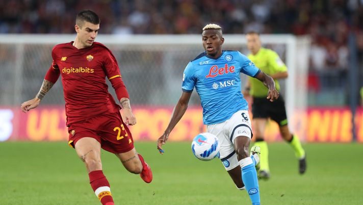 ROME, ITALY - OCTOBER 24: Victor Osimhen of SSC Napoli runs with the ball whilst under pressure from Gianluca Mancini of AS Roma during the Serie A match between AS Roma and SSC Napoli at Stadio Olimpico on October 24, 2021 in Rome, Italy. (Photo by Paolo Bruno/Getty Images) Fantacalcio Napoli, stop in allenamento per Osimhen che rassicura: “Ci vediamo domenica” - immagine 1