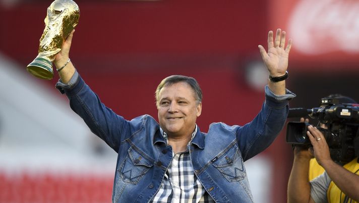 BUENOS AIRES, ARGENTINA - FEBRUARY 22: Former player of Independiente Daniel Bertoni, waves the fans with a soccer world cup trophy replica before a match between Independiente and Gimnasia y Esgrima La Plata as part of Superliga 2019/20 at Estadio Libertadores de America on February 22, 2020 in Buenos Aires, Argentina. (Photo by Marcelo Endelli/Getty Images) Bertoni: “L’amore per Firenze continua ancora. Che squadrone nell’82” - immagine 1