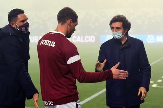 REGGIO NELL'EMILIA, ITALY - OCTOBER 23: Andrea Belotti of Torino FC shankes hands with Torino FC President Urbano Cairo during the Serie A match between US Sassuolo and Torino FC at Mapei Stadium - Città del Tricolore on October 23, 2020 in Reggio nell'Emilia, Italy. (Photo by Alessandro Sabattini/Getty Images) REGGIO NELL'EMILIA, ITALY - OCTOBER 23: Andrea Belotti of Torino FC shankes hands with Torino FC President Urbano Cairo during the Serie A match between US Sassuolo and Torino FC at Mapei Stadium - Città del Tricolore on October 23, 2020 in Reggio nell'Emilia, Italy. (Photo by Alessandro Sabattini/Getty Images)