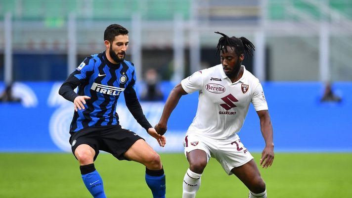 MILAN, ITALY - NOVEMBER 22: Soualiho Meïté of Torino looks to break past Roberto Gagliardini of Inter Milan during the Serie A match between FC Internazionale and Torino FC at Stadio Giuseppe Meazza on November 22, 2020 in Milan, Italy. Sporting stadiums around Italy remain under strict restrictions due to the Coronavirus Pandemic as Government social distancing laws prohibit fans inside venues resulting in games being played behind closed doors. (Photo by Valerio Pennicino/Getty Images) MILAN, ITALY - NOVEMBER 22: Soualiho Meïté of Torino looks to break past Roberto Gagliardini of Inter Milan during the Serie A match between FC Internazionale and Torino FC at Stadio Giuseppe Meazza on November 22, 2020 in Milan, Italy. Sporting stadiums around Italy remain under strict restrictions due to the Coronavirus Pandemic as Government social distancing laws prohibit fans inside venues resulting in games being played behind closed doors. (Photo by Valerio Pennicino/Getty Images)