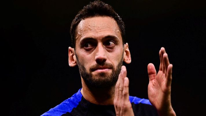 Inter Milan's Turkish midfielder Hakan Calhanoglu applauses during the Italian Cup semi-final second leg football match between Inter Milan and Juventus at the Giuseppe-Meazza (San Siro) stadium in Milan, on April 26, 2023. (Photo by Marco BERTORELLO / AFP) (Photo by MARCO BERTORELLO/AFP via Getty Images) La Preview per l’infrasettimanale: i nostri consigli per ogni partita, chi schierare e chi evitare - immagine 1
