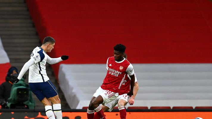 LONDON, ENGLAND - MARCH 14: Erik Lamela of Tottenham Hotspur scores their side's first goal during the Premier League match between Arsenal and Tottenham Hotspur at Emirates Stadium on March 14, 2021 in London, England. Sporting stadiums around the UK remain under strict restrictions due to the Coronavirus Pandemic as Government social distancing laws prohibit fans inside venues resulting in games being played behind closed doors. (Photo by Dan Mullan/Getty Images) LONDON, ENGLAND - MARCH 14: Erik Lamela of Tottenham Hotspur scores their side's first goal during the Premier League match between Arsenal and Tottenham Hotspur at Emirates Stadium on March 14, 2021 in London, England. Sporting stadiums around the UK remain under strict restrictions due to the Coronavirus Pandemic as Government social distancing laws prohibit fans inside venues resulting in games being played behind closed doors. (Photo by Dan Mullan/Getty Images)