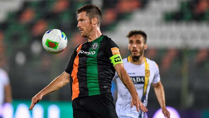 VENICE, ITALY - JULY 24: Marco Modolo of Venezia FC in action during the serie B match between Venezia FC and SS Juve Stabia at Stadio Pier Luigi Penzo on July 24, 2020 in Venice, Italy. (Photo by Getty Images/Getty Images for Lega Serie B) Venezia, l’esordio in A del capitano: Marco Modolo “Grazie a Ceccaroni che voleva darmi la fascia…” - immagine 1
