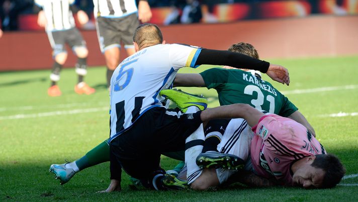 UDINE, ITALY - JANUARY 17: Danilo Larangeira (L) of Udinese Calcio fouls Mario Mandzukic of Juventus FC to penalty during the Serie A match between Udinese Calcio and Juventus FC at Stadio Friuli on January 17, 2016 in Udine, Italy. (Photo by Dino Panato/Getty Images) UDINE, ITALY - JANUARY 17: Danilo Larangeira (L) of Udinese Calcio fouls Mario Mandzukic of Juventus FC to penalty during the Serie A match between Udinese Calcio and Juventus FC at Stadio Friuli on January 17, 2016 in Udine, Italy. (Photo by Dino Panato/Getty Images)