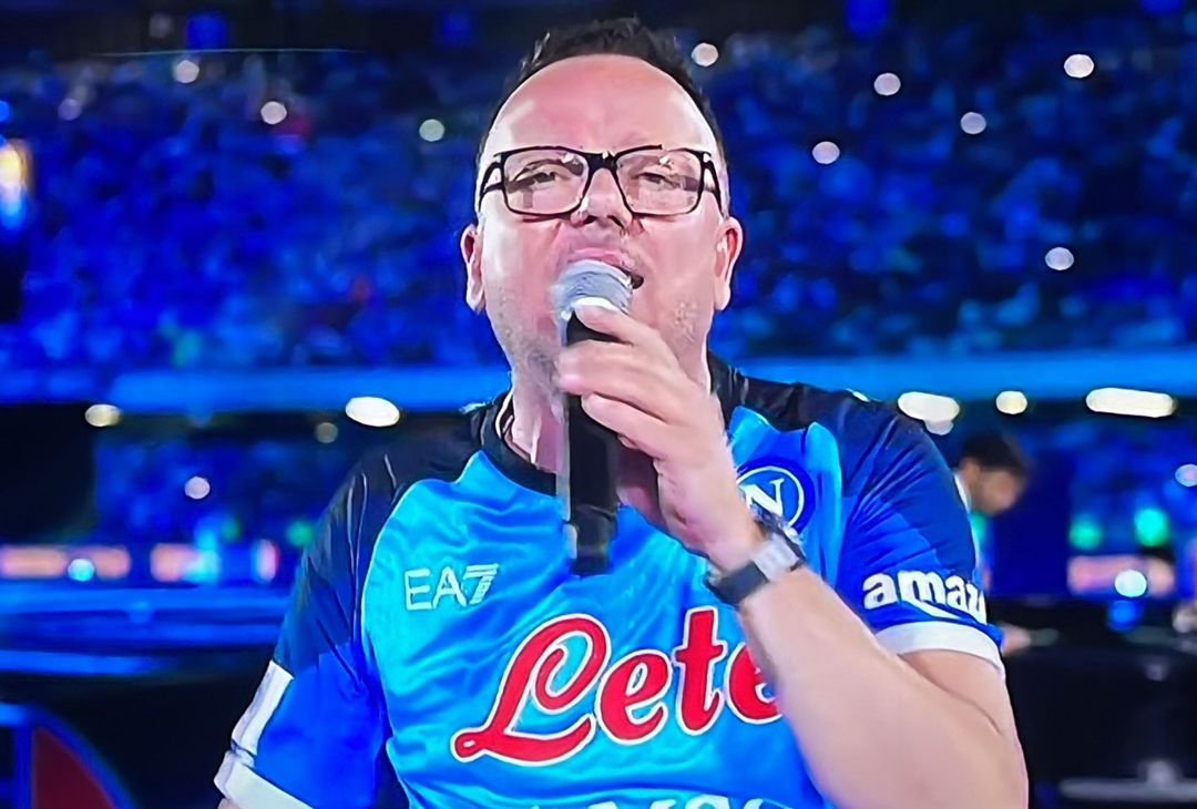 GALLERY Gigi D’Alessio fa impazzire il Maradona: lo show del cantante - immagine 7